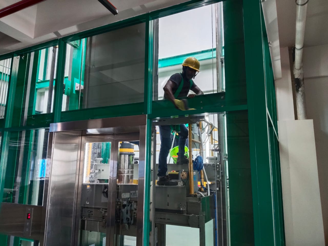 lift glass cleaning kl